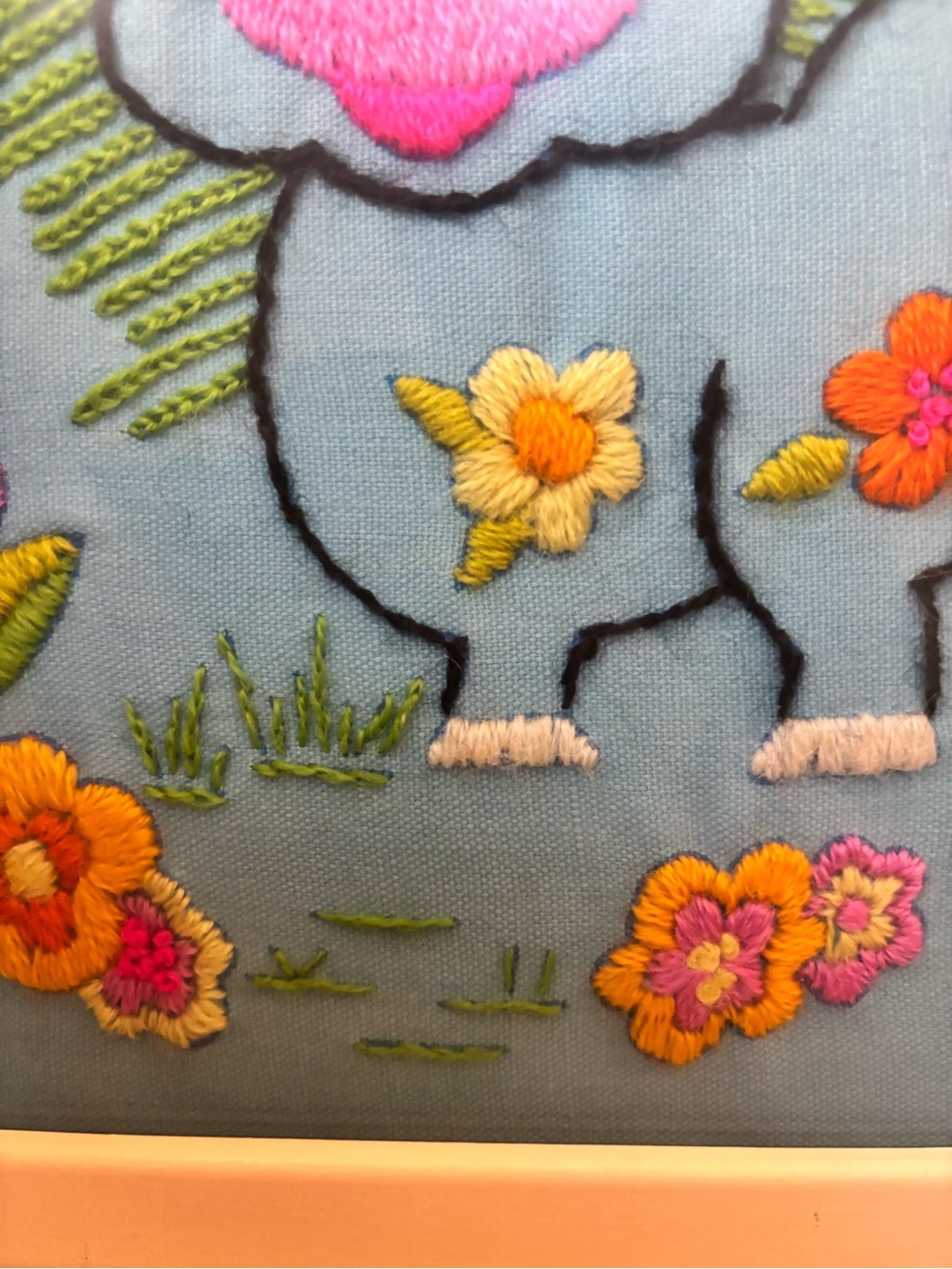 VINTAGE NEEDLEPOINT / EMBROIDERED COW & PROFESSIONALLY FRAMED IN GLASS! - Picture 7 of 13